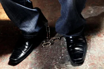 Франция осъди трима българи за сводничество