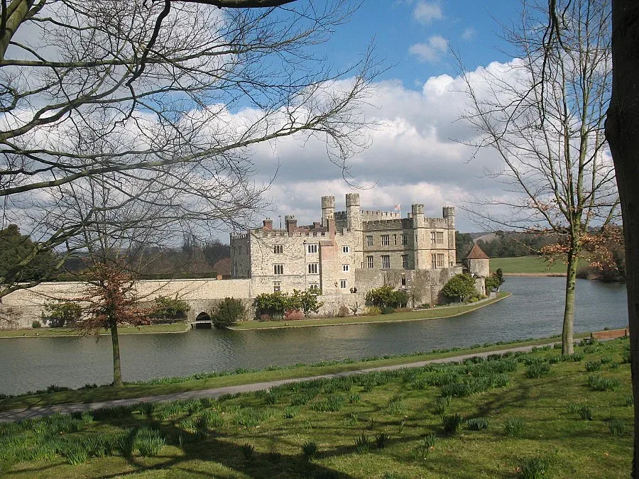 Американци спасяват замъците Лийдс и Хийвър 