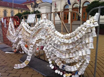 На живо: 22 дни "хората не си затварят очите"