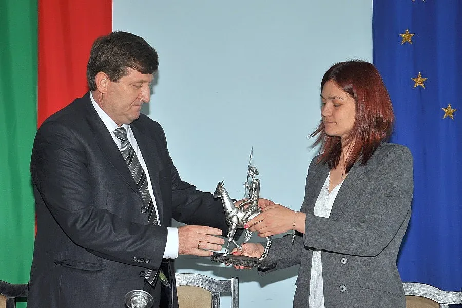 Анатолий Младенов пое Монтана