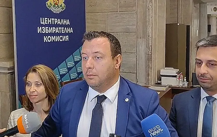 „Възраждане“ се регистрира в ЦИК, бори се за повече депутати