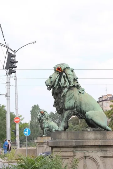 Лъвовете на Лъвов мост осъмнаха с расти в стил Snoop Lion