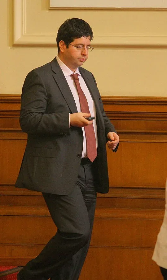 Чобанов: С новия дълг покриваме недостига от приходите