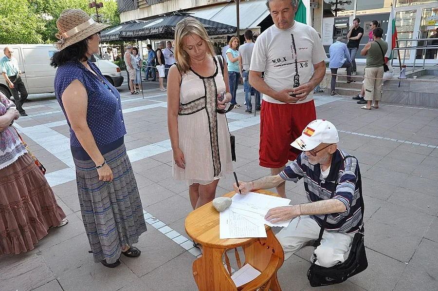 Само десетина викаха „Оставка” пред областната управа