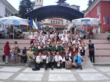 Караянчева с дарение на танцьорите от „Тракийска младост”