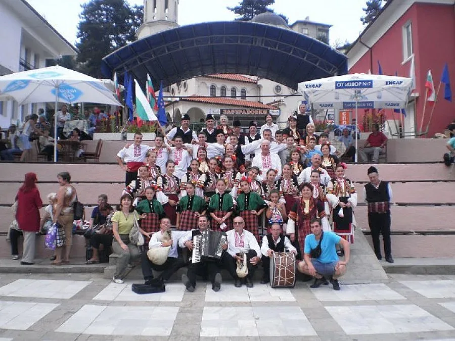 Караянчева с дарение на танцьорите от „Тракийска младост”