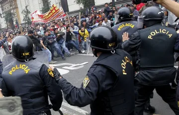 Протести в Перу, полицията използва сълзотворен газ 