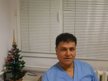 Гонят от блока доктора с пищова