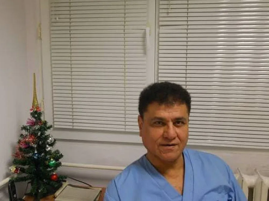 Гонят от блока доктора с пищова