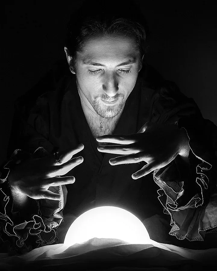 Затвор за гадател, развалял магии с катран