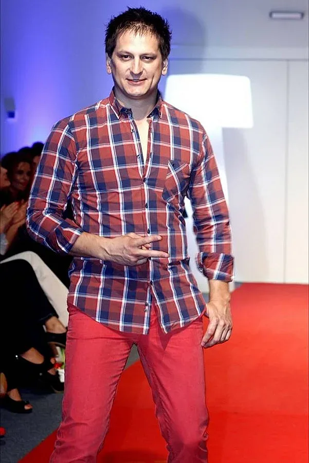 Владо Димов ухажва хубавици във волани