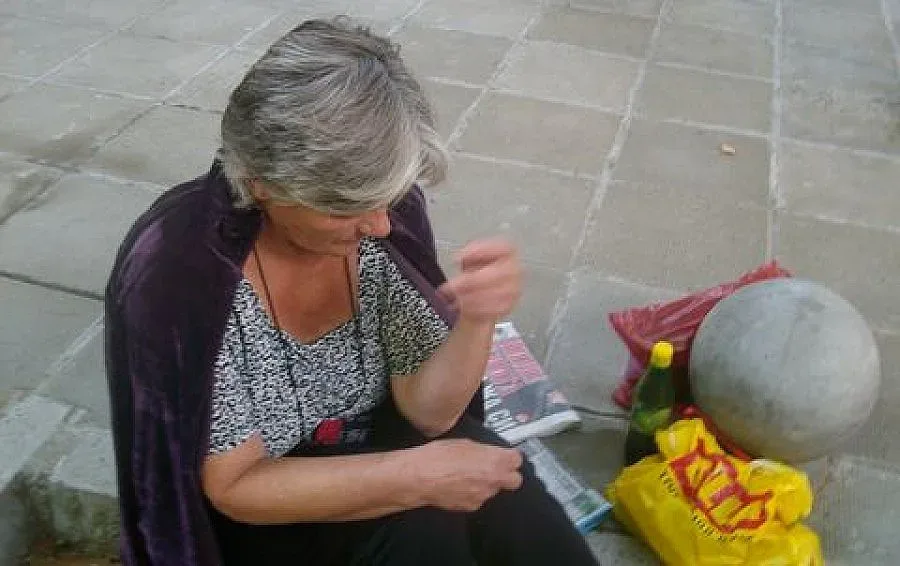 Губернатор намери работа на гладуваща