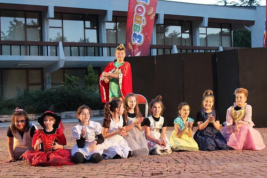 Млади актьори радват Благоевград