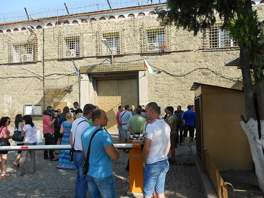 Надзирателите в затворите настояват за по-добри условия