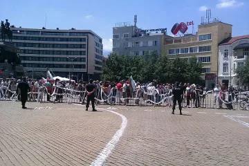 "На кафе пред парламента" на 4 юли