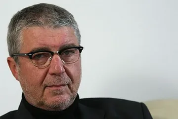 Евродепутатите ни се взират в пъпа си