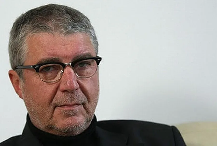 Евродепутатите ни се взират в пъпа си