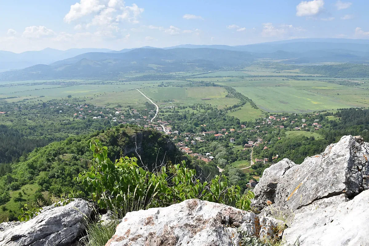 Непознато село пази уникални скални образувания