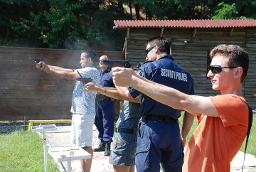 Военни биха полицаи в стрелби