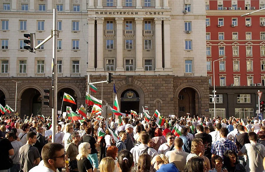 Чистят министерствата от "калинки"