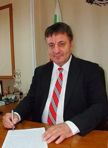 Губернаторът на Пазарджик заработи