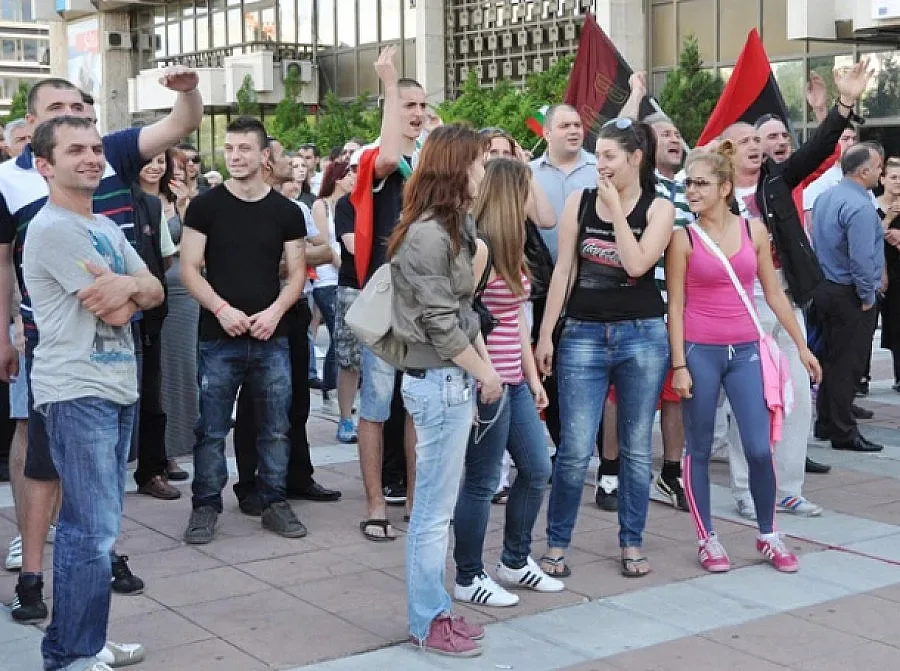 Десетки благоевградчани на протест в София