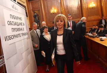 Мая Манолова настоява за пълна промяна 