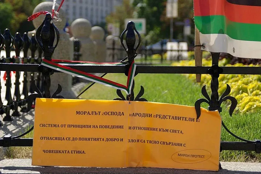 Протест с бели престилки срещу Сидеров