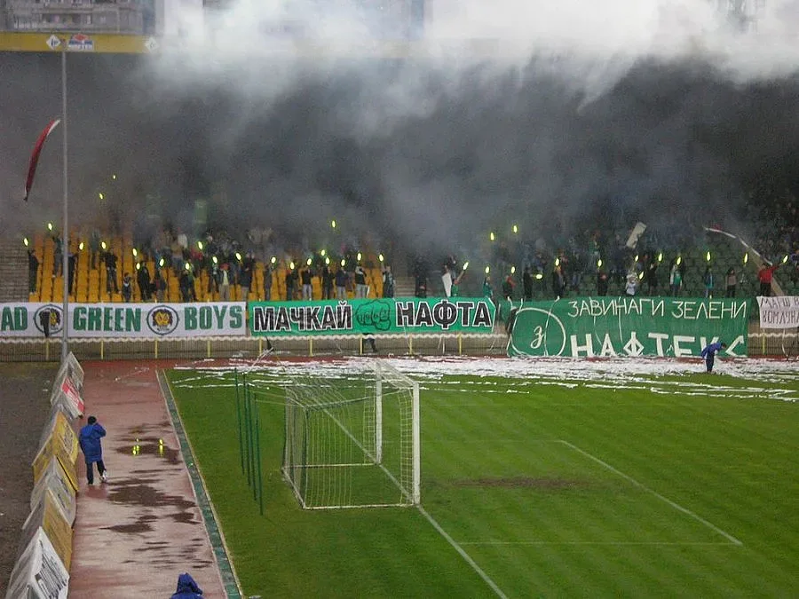 Подкупи в "Нефтохимик" за акции