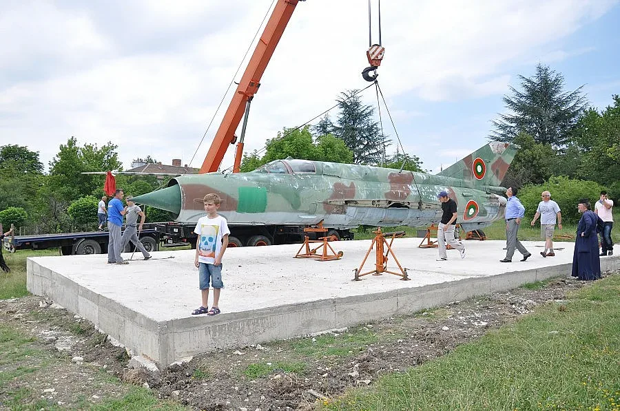 Изтребител „МиГ-21” се приземи в Кърджали