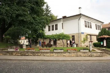 Безплатни екскурзоводи чакат туристи в Елена