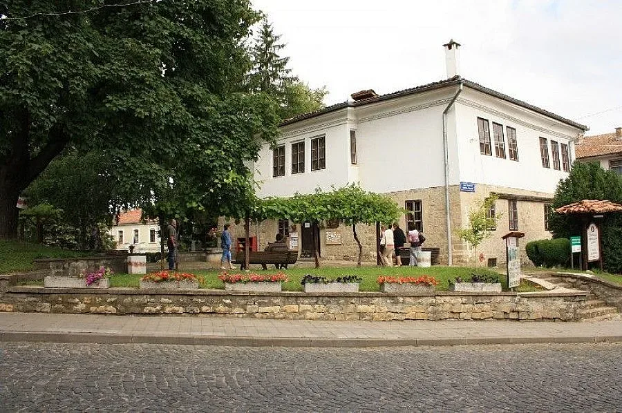 Безплатни екскурзоводи чакат туристи в Елена