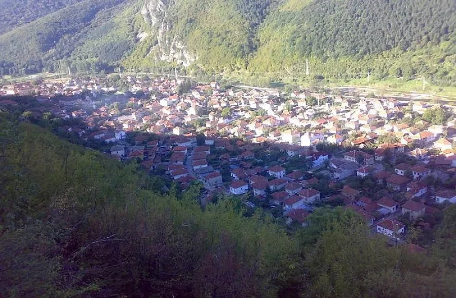 Четири сандъка мини цъкат в стара къща