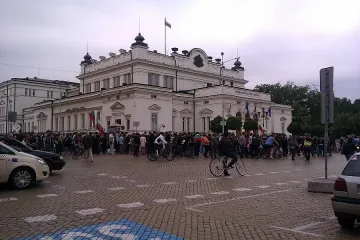 На кафе пред парламента за пети път
