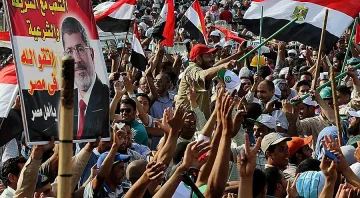 Армията в Египет постави ултиматум на враждуващите лагери