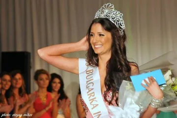 "Мис Българка" от САЩ подкарва изтребител