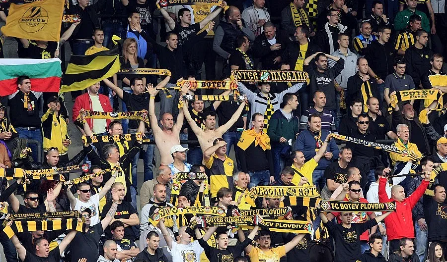 Плашат "Ботев" Пд с вход на аванта