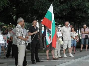 По-малко от 10 души протестират срещу Муса Палев
