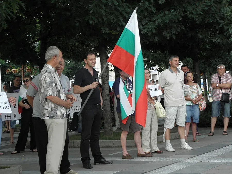 По-малко от 10 души протестират срещу Муса Палев
