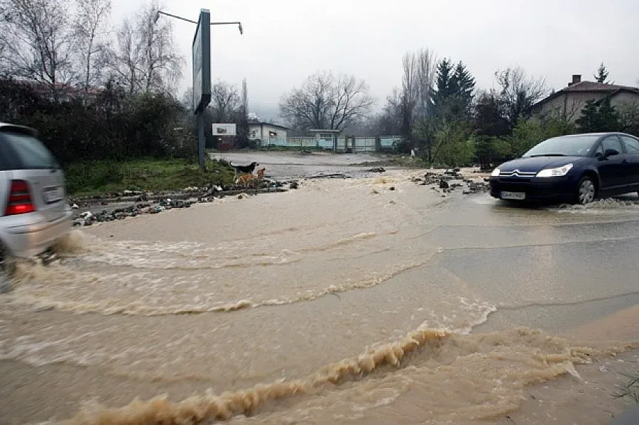 Затвориха пътища в разградско заради наводнени шосета