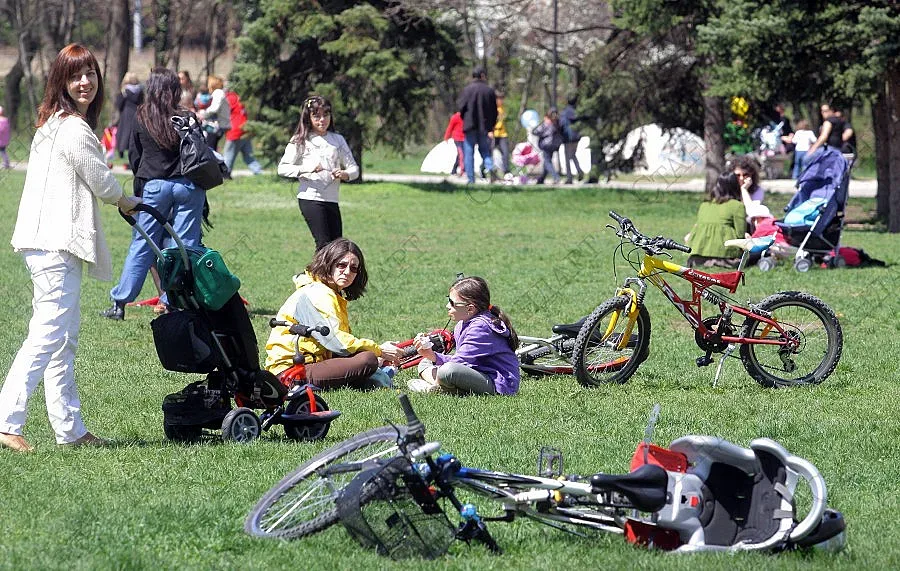 Синдикати с пакет от мерки за младите семейства