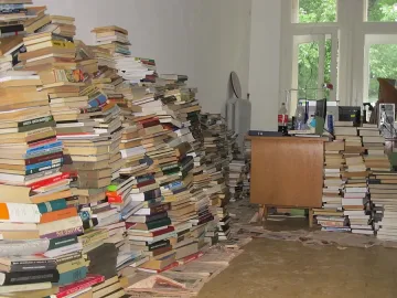 Спасяват 50 000 книги след наводнение в библиотека в Русе
