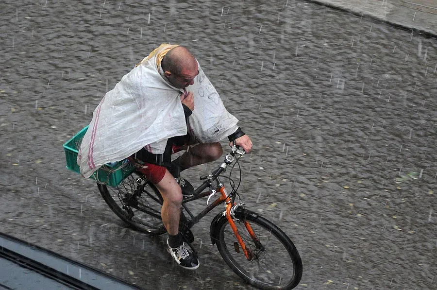 Потоп в Тутракан спря концерт на Васко Кръпката