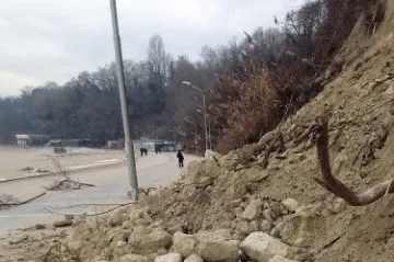 Свлечена земна маса затвори временно пътен участък