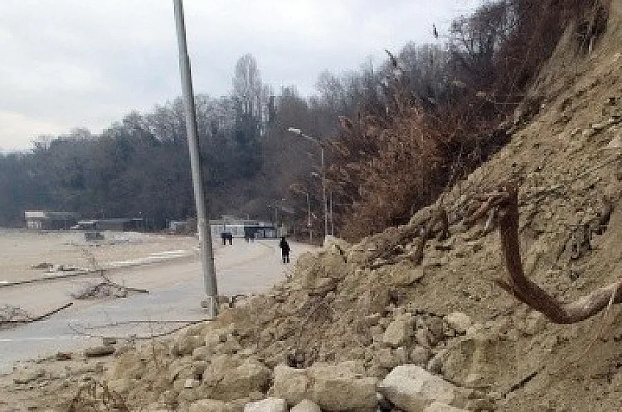 Свлечена земна маса затвори временно пътен участък