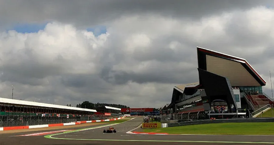 Мерцедес доминират на "Силвърстън"