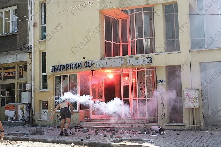 Полицията е предотвратила палеж в сградата на БФС вчера