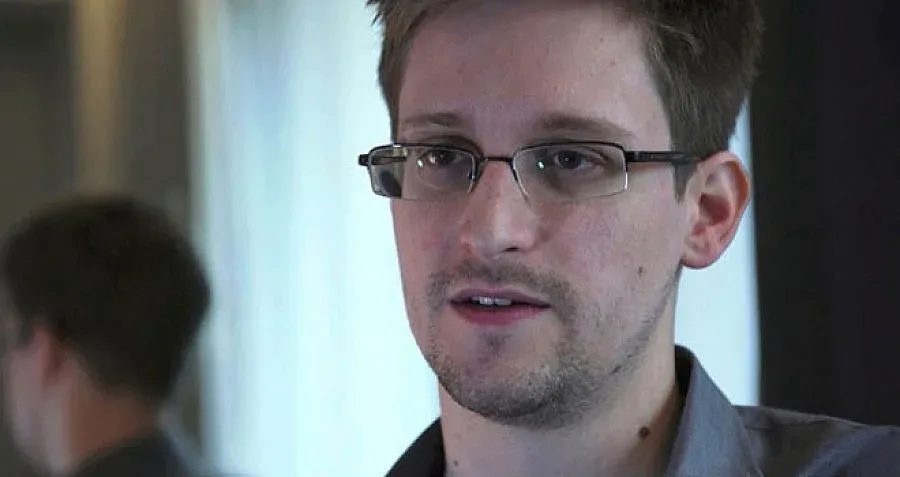 Еквадор наказва консула, издал документи на Сноудън