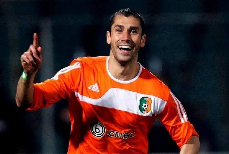 Занев подписа за 3 г.