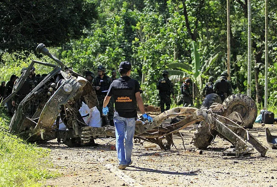 Бомба уби осем войници в Тайланд